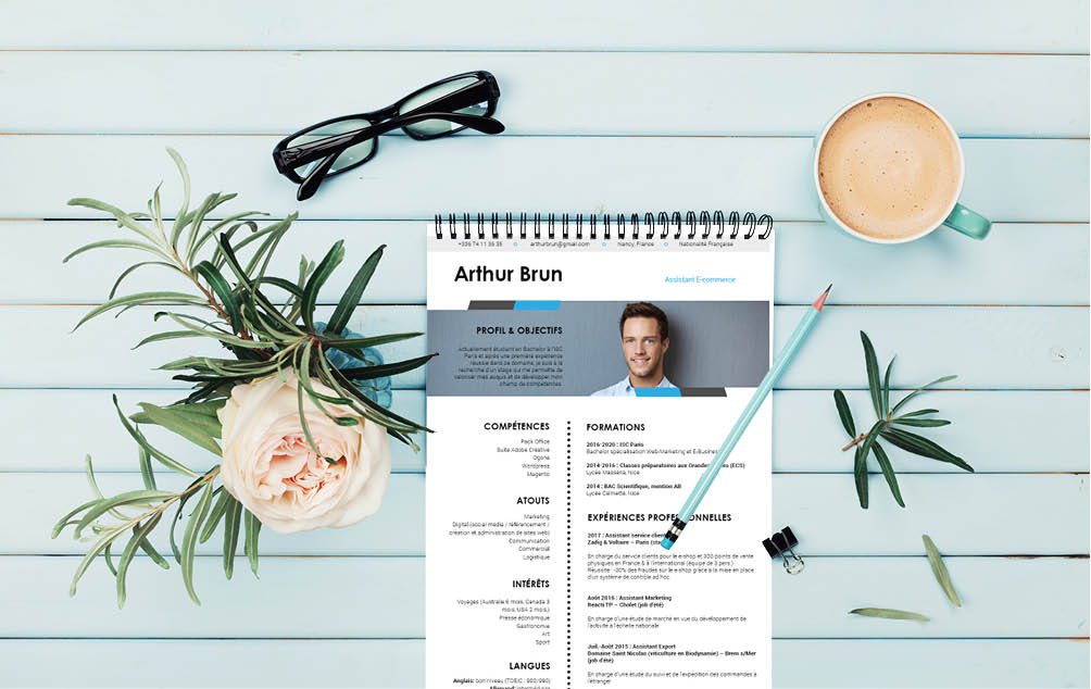 Mycvfactory-cv design-438.jpg L'en-tête se distingue par une conception poussée, le reste du CV lui non